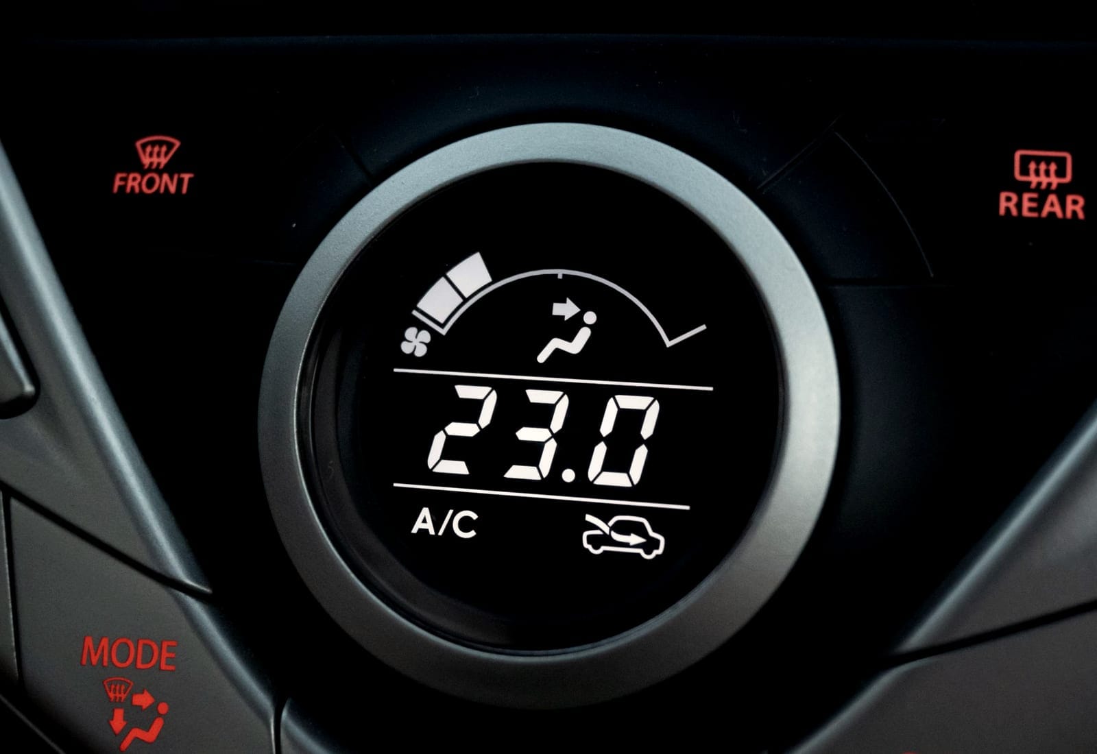 Panel klimatyzacji samochodowej z ustawioną temperaturą
